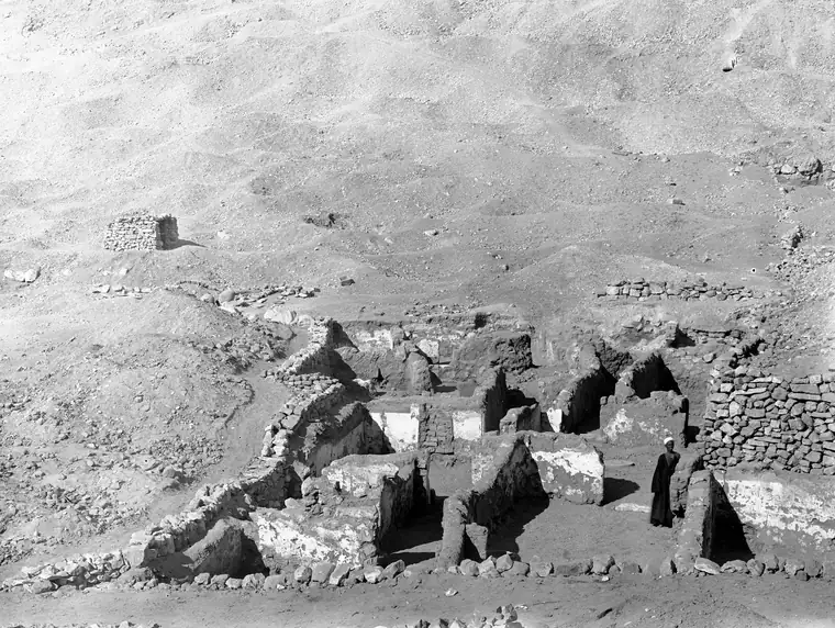 Excavaciones de Ernesto Schiaparelli en Deir el-Medina, 1906-1909. Archivio fotografico Museo Egizio, Turín, C00944. CC0. Cropped.