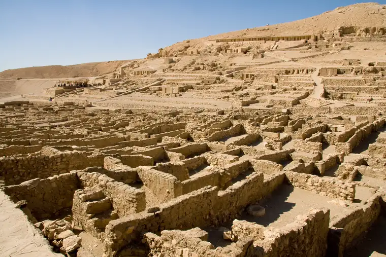 «Deir el-Medina ruins», foto de Andrew® (Flickr, waldenpond), 2009, CC BY 2.0 (creativecommons.org/licenses/by/2.0), via Wikimedia Commons.
